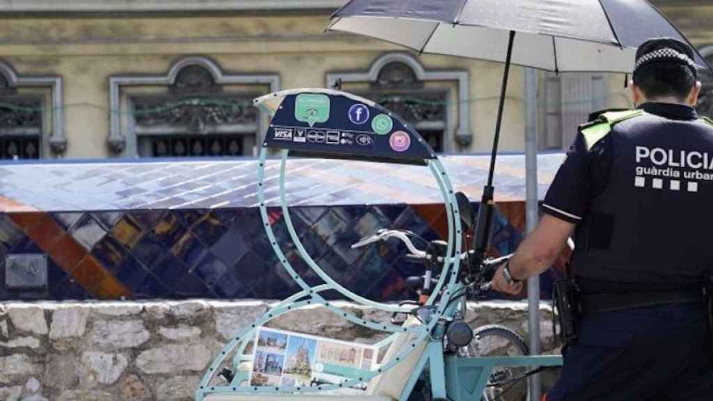 La Guardia Urbana inspecciona un bicitaxi, unos vehículos que el gobierno de Colau prohibirá / AYUNTAMIENTO DE BARCELONA