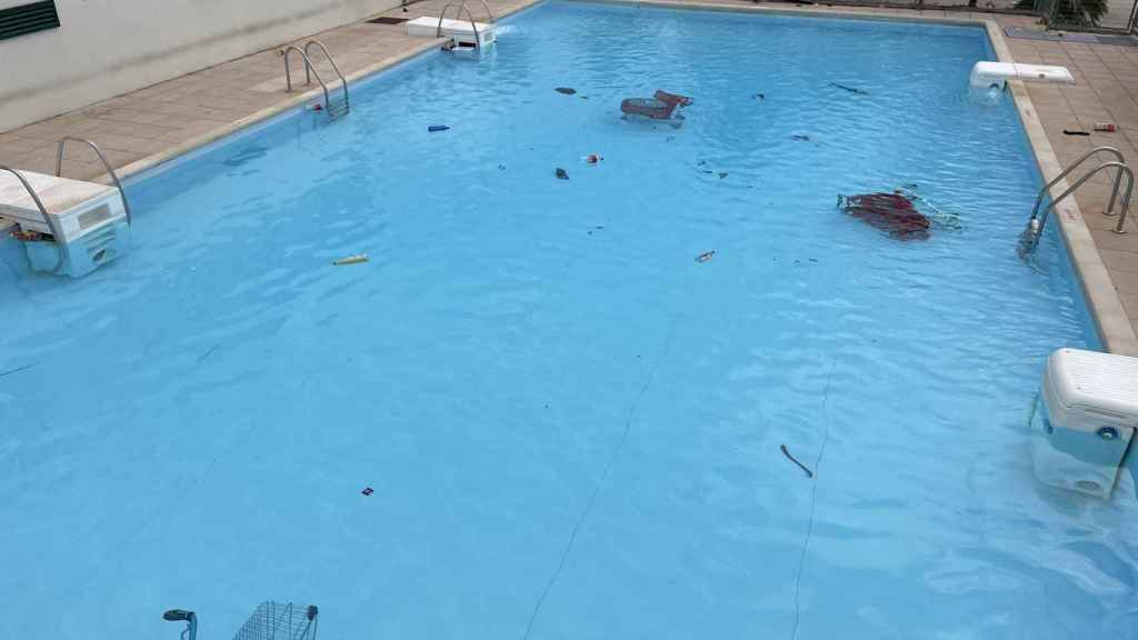 Un carro de la compra y otros objetos lanzados en una piscina de la UAB tras la fiesta ilegal / TWITTER