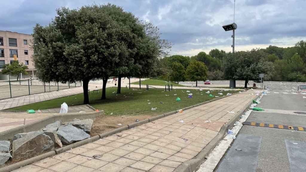 El reguero de basura que ha dejado el botellón en la UAB / TWITTER