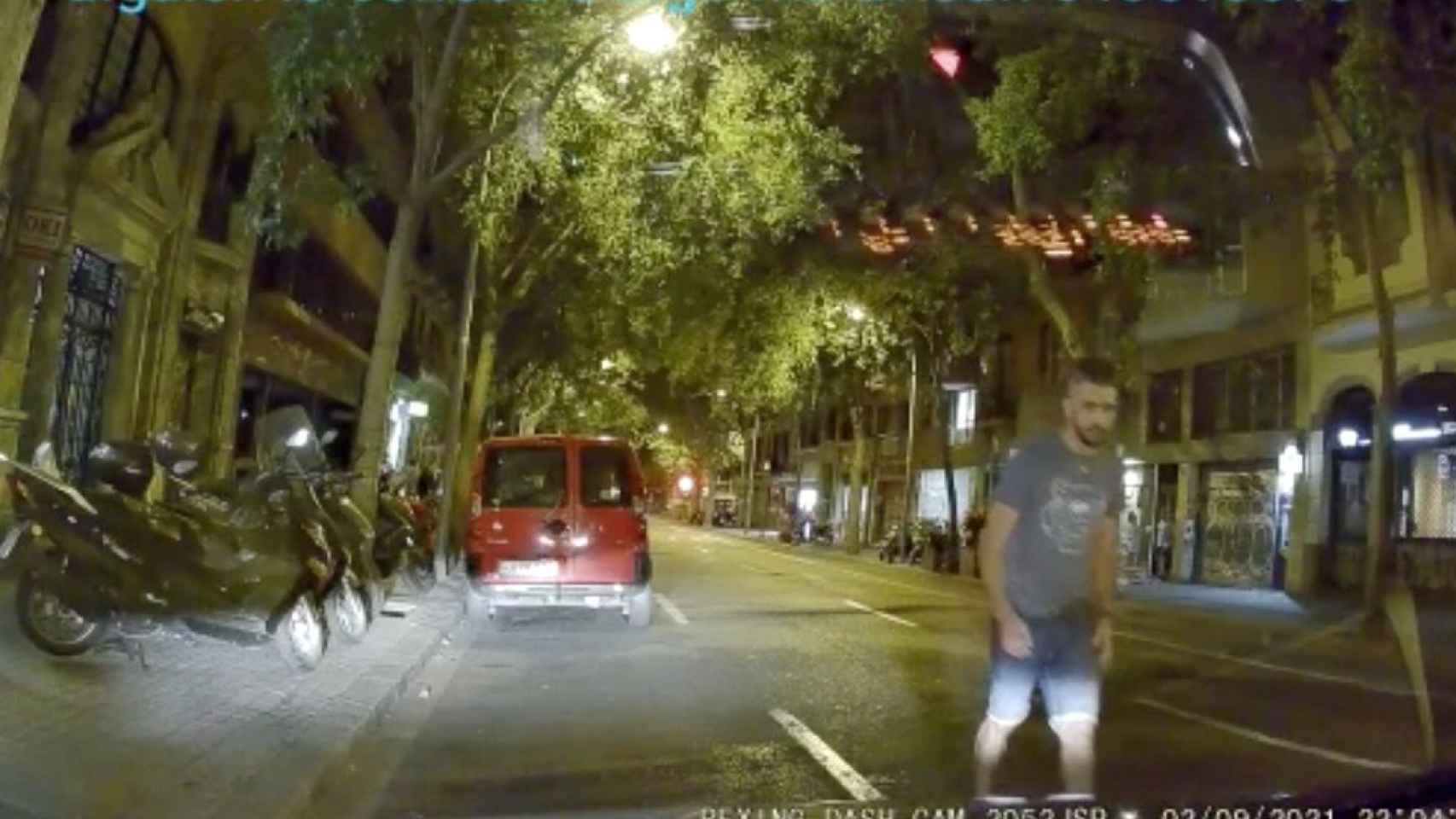 Un hombre se aproxima a un taxi para robar el móvil del conductor / CEDIDA