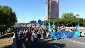 Una de las columnas de la manifestación llegando a Barcelona a la altura del Hospitalet / CUP