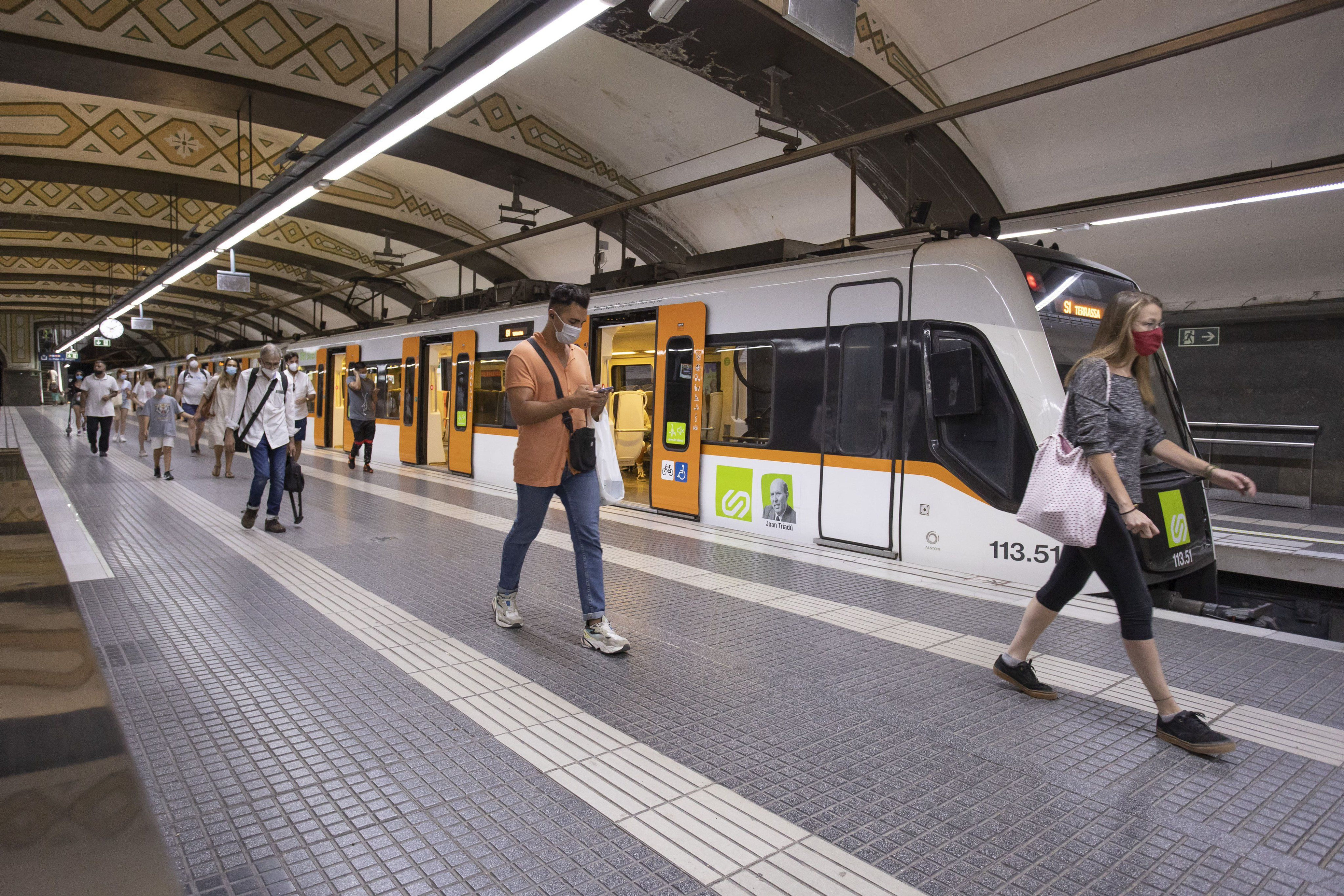 Varios usuarios de los Ferrocarrils (FGC) en un andén de la estación / FGC