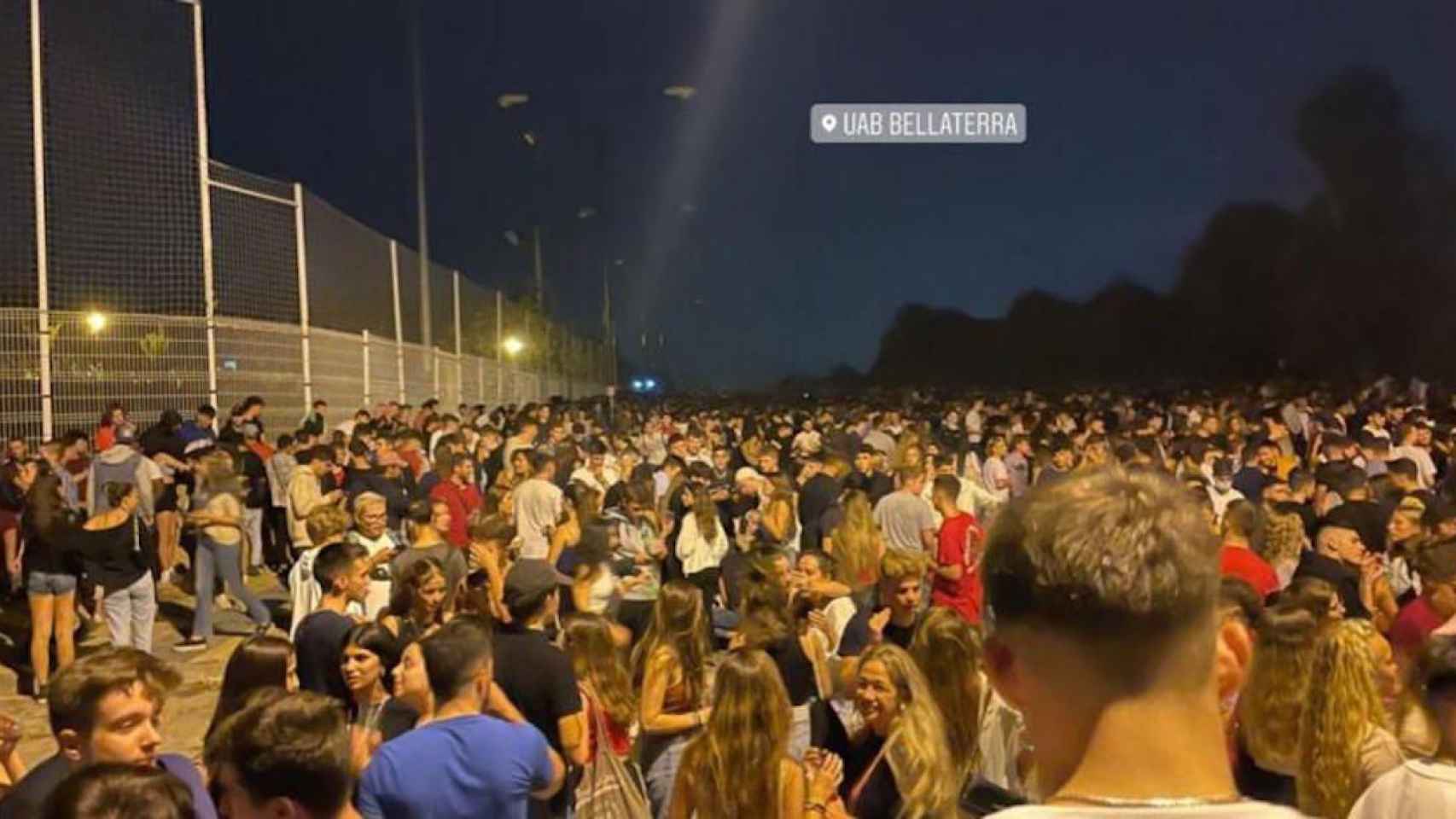 Miles de personas en el macrobotellón ilegal de la UAB / REDES SOCIALES