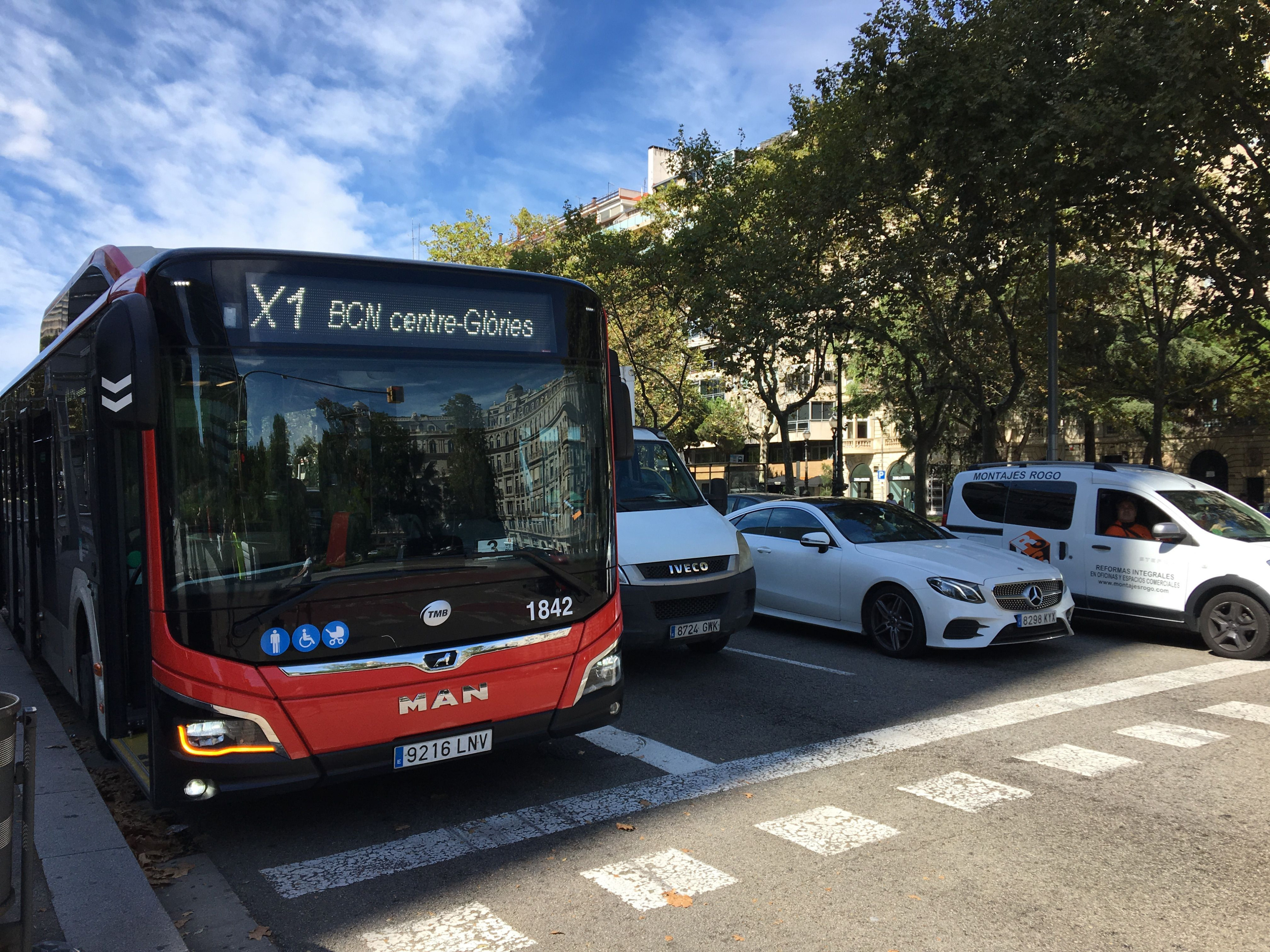 Bus de la línea X1 de TMB en la plaza de Francesc Macià / METRÓPOLI - RP