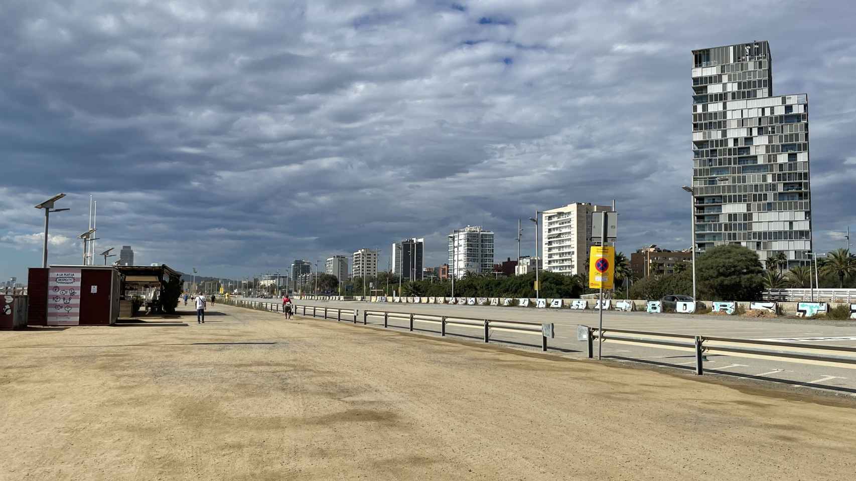 Así está ahora el descampado del último tramo del paseo Marítim de Barcelona, un espacio pendiente de urbanización / METRÓPOLI