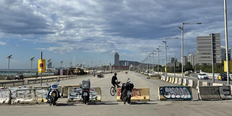 El descampado vacío que habrá que urbanizar en la parte central de la reforma del Ayuntamiento / METRÓPOLI