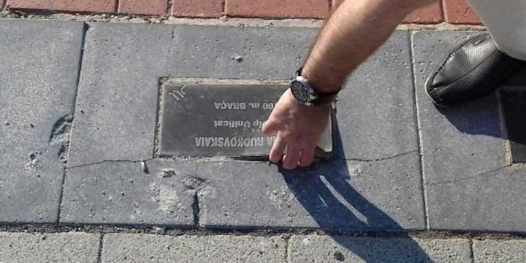 Una placa de la plaza dels Campions que se ha intentado arrancar / METRÓPOLI - JS