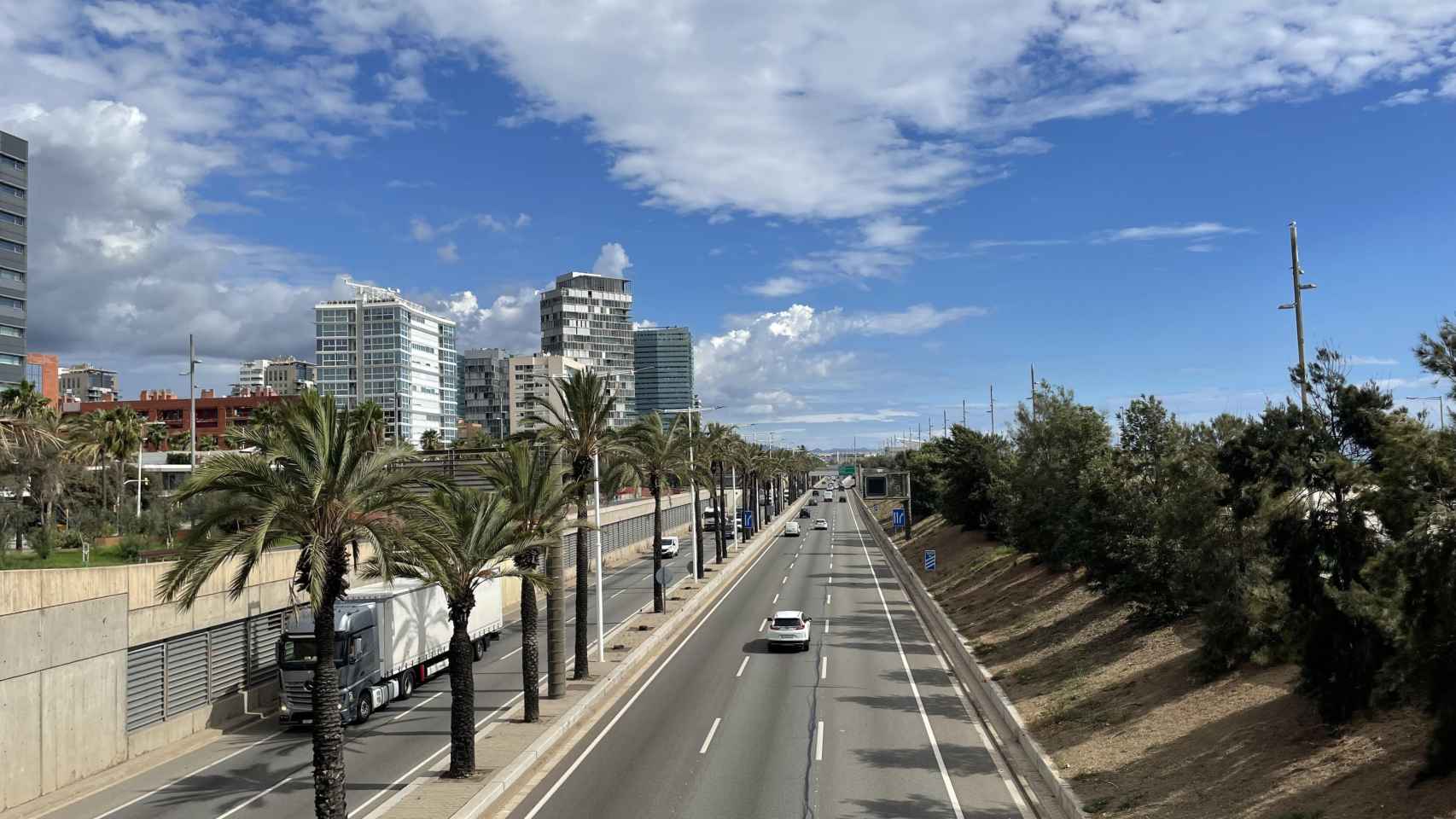 La ronda Litoral en el tramo que la Associació de Veïns Front Marítim quiere tapar / METRÓPOLI