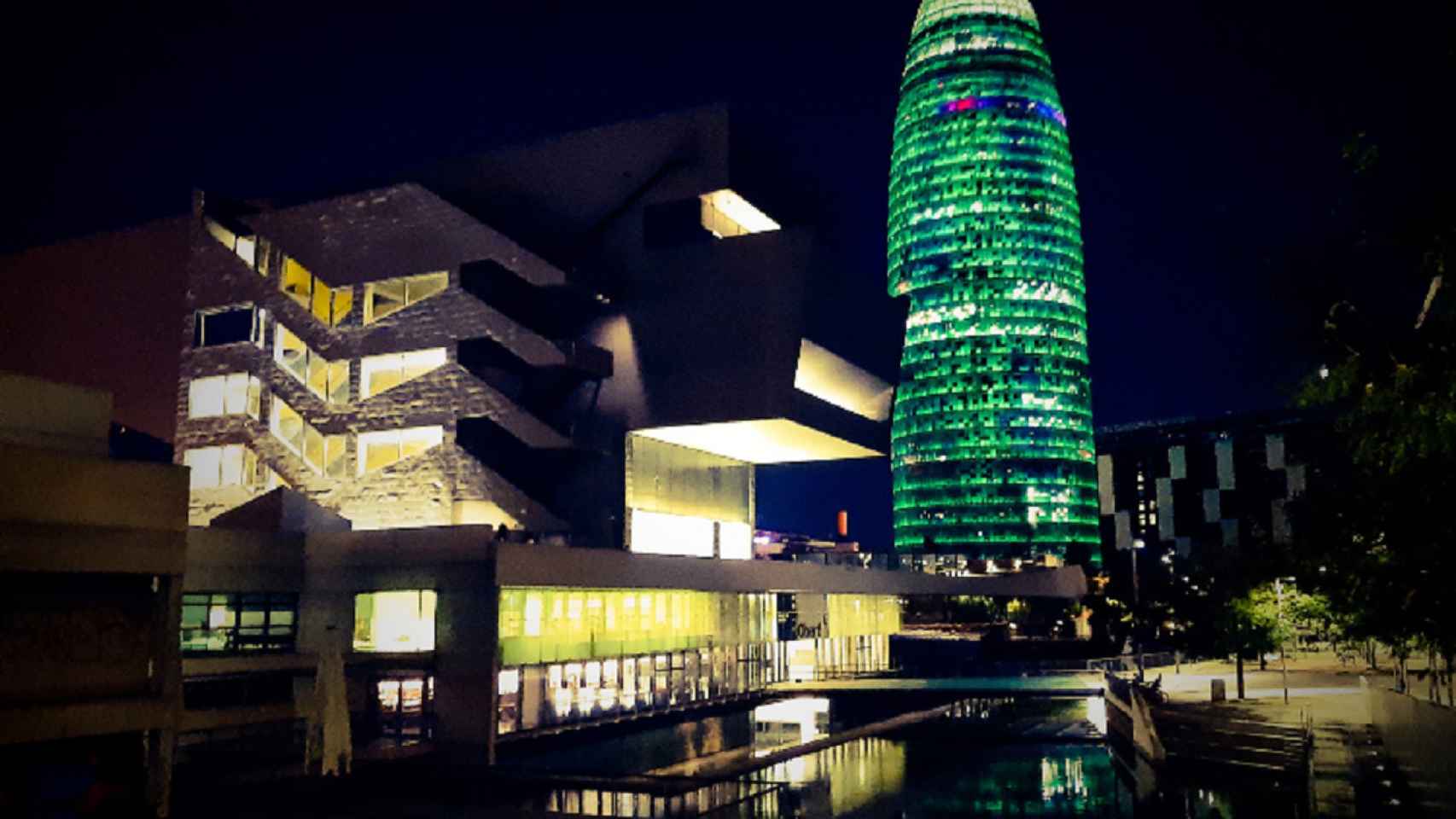 La Torre Glòries iluminada de verde el año pasado. / COL·LEGI FARMACÈUTICS DE BARCELONA