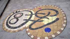 Mosaico del estilo Joan Miró en la plaza de la Pomera de Sant Andreu / INMA SANTOS