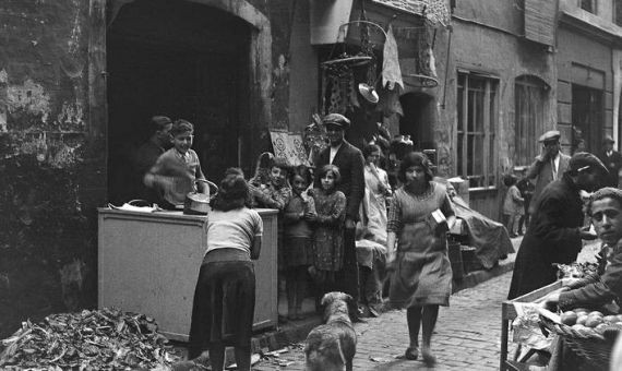 Carrer de l'Om, 10 de abril de 1934 / MARGARET MICHAELIS