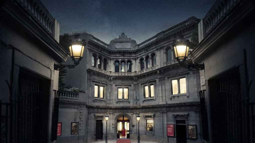 Vista nocturna de la fachada del Museo de Cera de Barcelona / CEDIDA