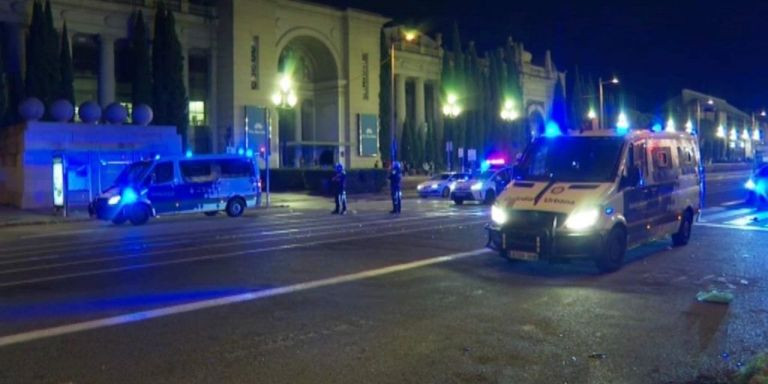 Agentes de la Guardia Urbana en Maria Cristina, ya de madrugada / betevé