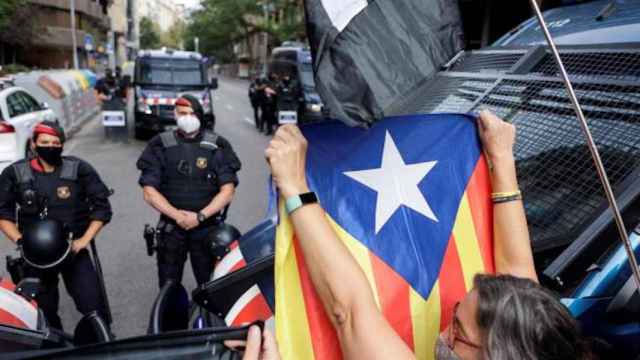 Mossos y manifestantes en el corte de Diagonal / EFE