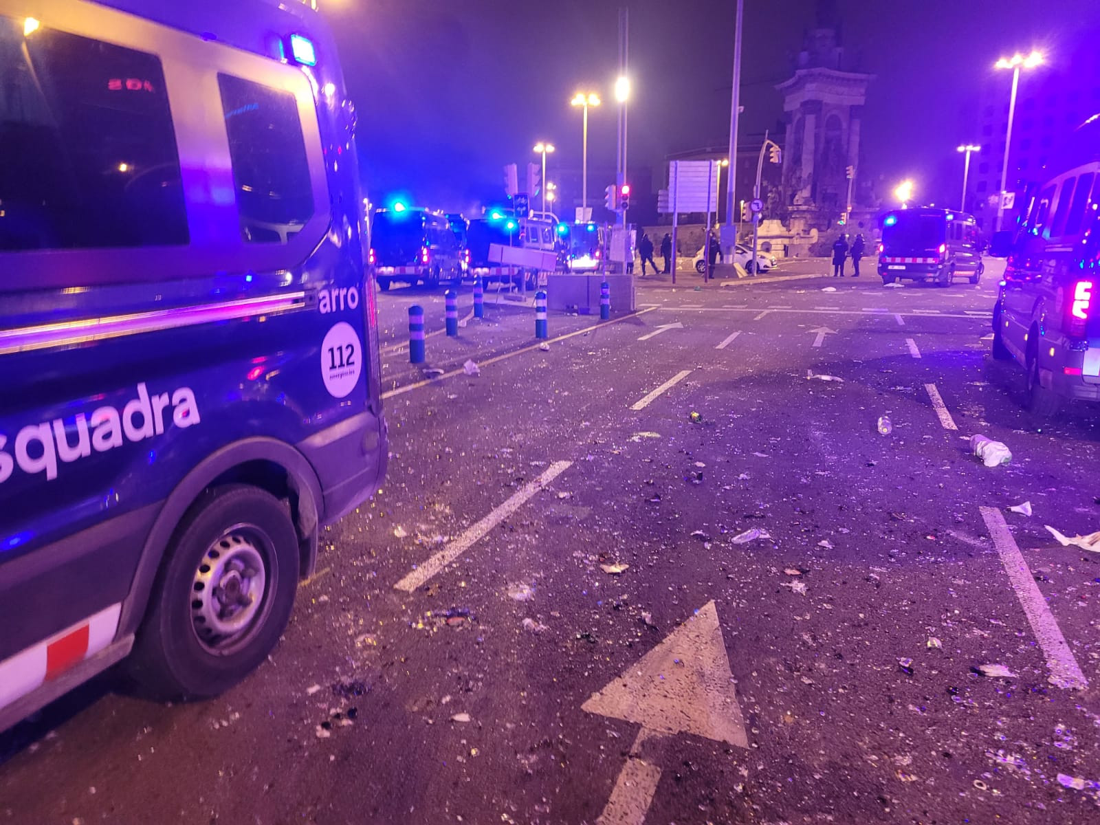 Un furgón de la ARRO el macrobotellón de la Mercè, en el que ha habido 13 apuñalados y al menos 30 heridos / CEDIDA