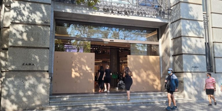 Tienda de Zara protegida para evitar daños por altercados / CEDIDA