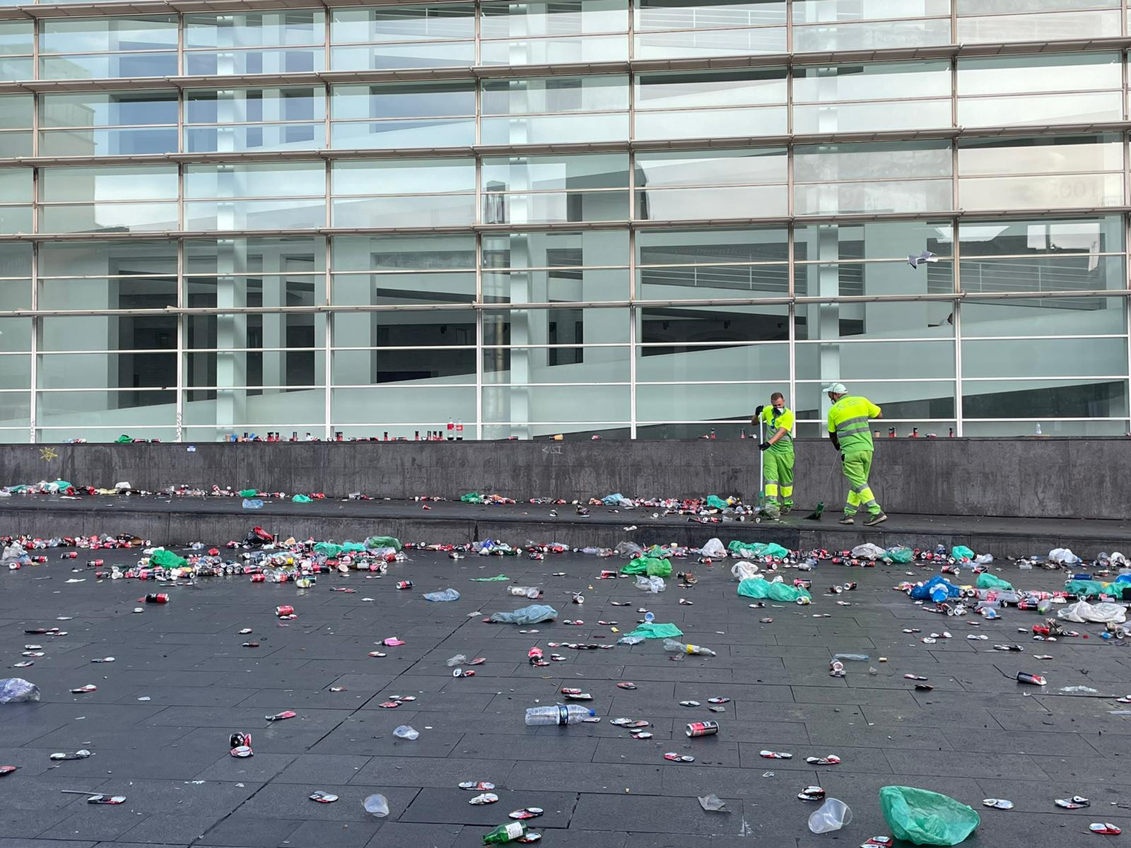 El MACBA lleno de basura después de un botellón multitudinario / METRÓPOLI