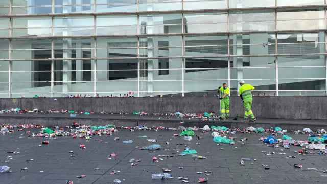 Operarios de limpieza frente al MACBA tras un botellón multitudinario / METRÓPOLI