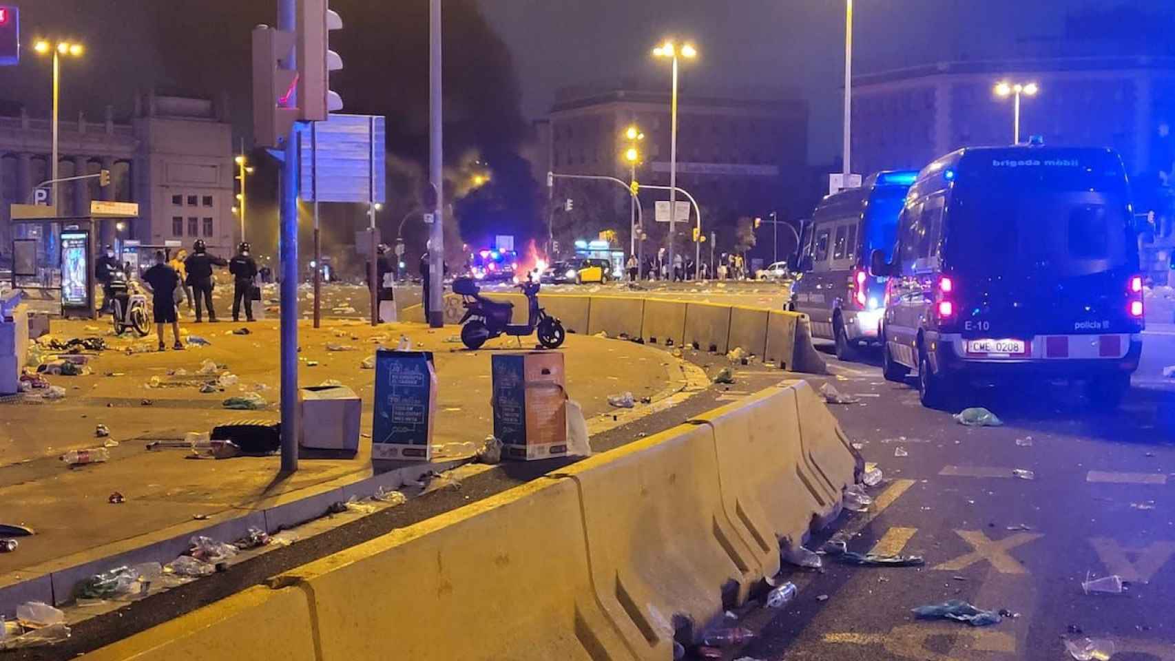 Destrozos en la plaza de Espanya de Barcelona: Colau ha perdido el control / METRÓPOLI