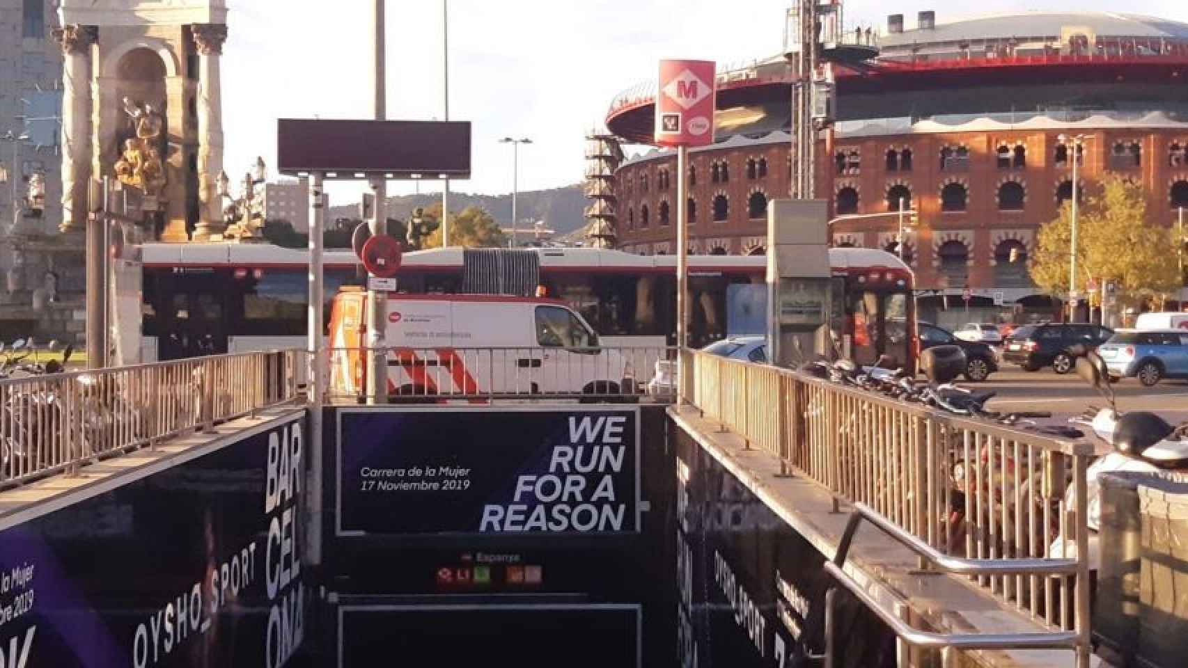 Imagen de archivo de uno de los accesos a la estación del Metro en plaza Espanya / AJ BCN