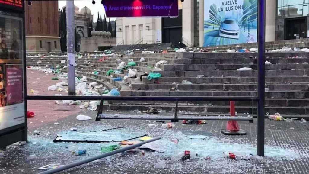 Destrozos en una parada de autobús en la plaza Espanya durante los altercados / RRSS