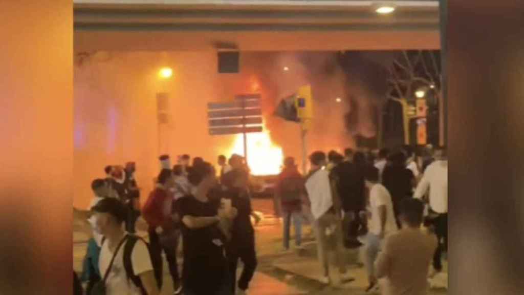 Destrozos durante el macrobotellón por la Mercè / BCNLEGENDS