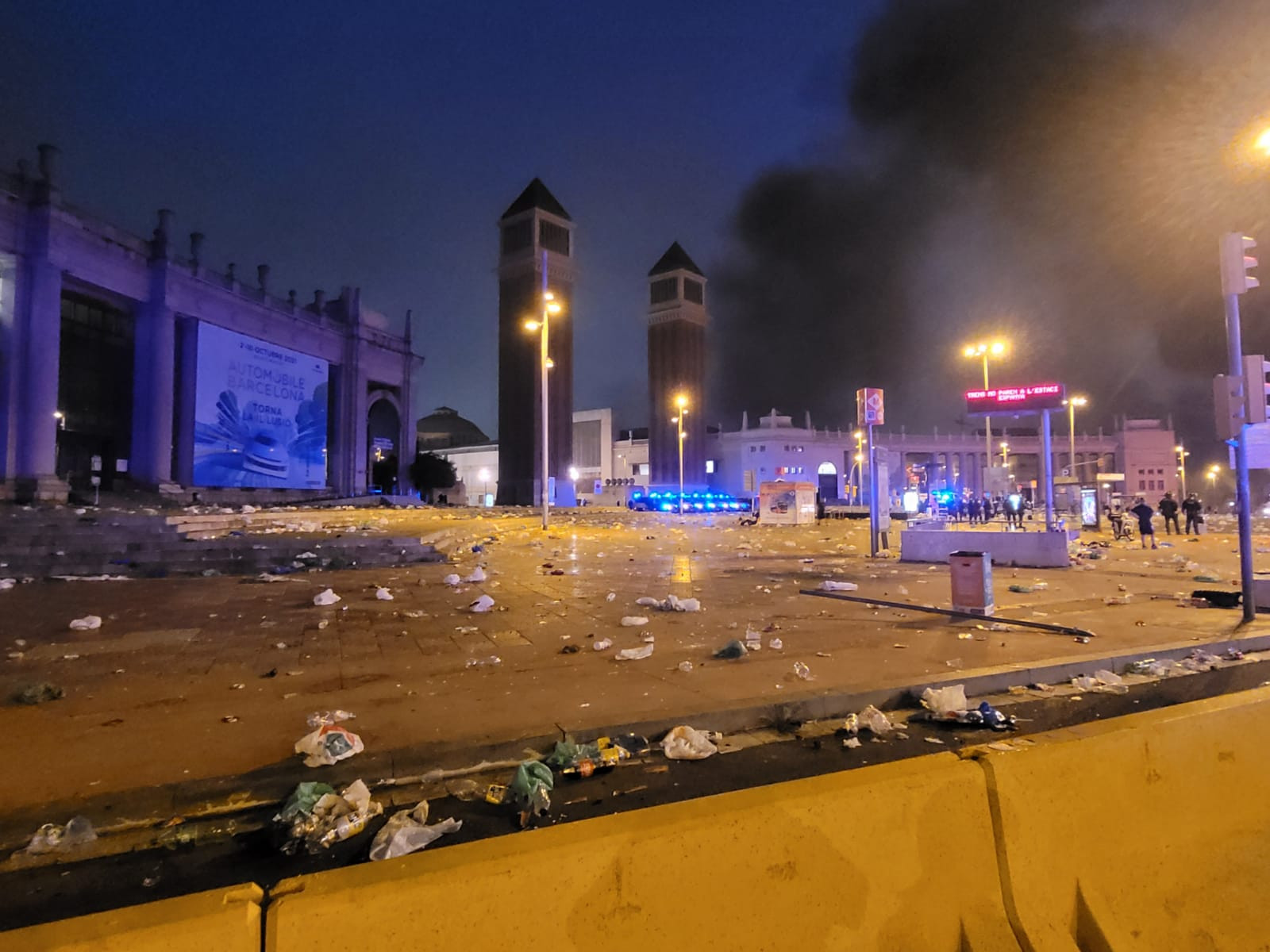 El acceso a la avenida de Maria Cristina, destrozado después del macrobotellón de plaza Espanya en la pasada edición de la Mercè / METRÓPOLI