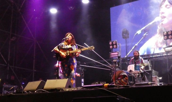 Joana Serrat en una imagen durante el concierto de Estrella Damm