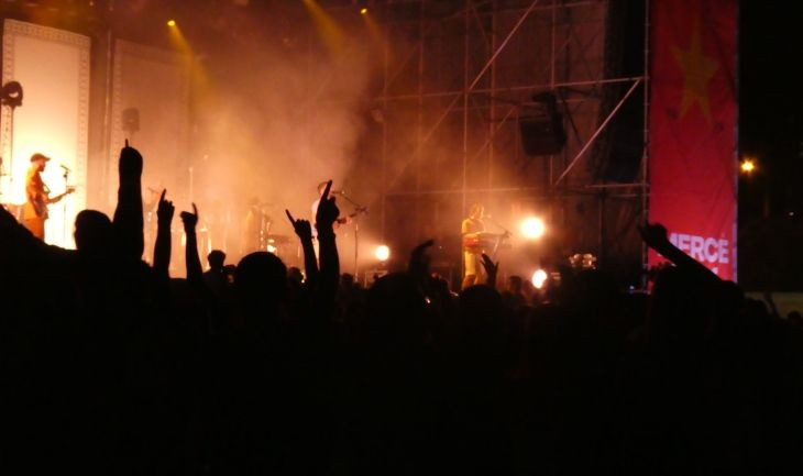 Una imagen del público bailando durante el concierto de Oques Grasses / M.A