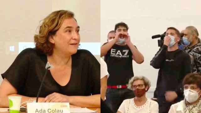 A la izquierda, Ada Colau en el CCCB y a la derecha dos de los jóvenes que han reventado el acto / EFE