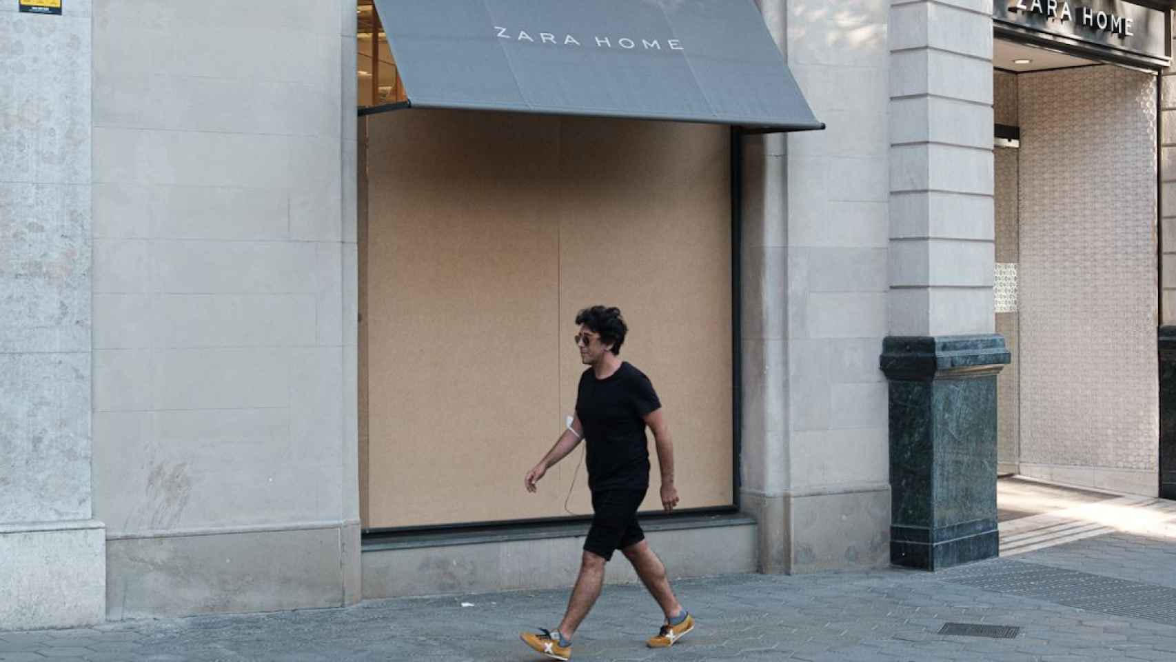 Escaparate de Zara Home del paseo de Gràcia, blindado ante saqueos y disturbios / PABLO MIRANZO - MA