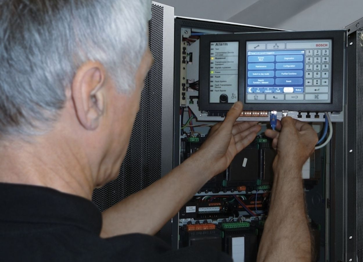 Un técnico cambiando una de las alarmas de un edificio municipal / ARCHIVO