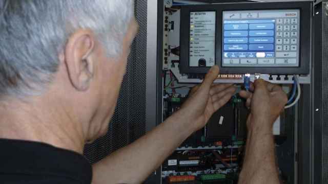 Un técnico cambiando una de las alarmas de un edificio municipal / ARCHIVO