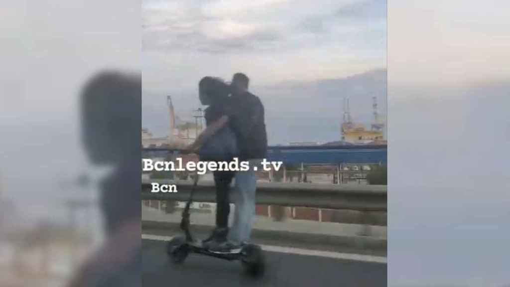 Un patinete circulando de forma temeraria por la Ronda Litoral / BCNLEGENDS