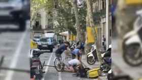 El 'rider' de Glovo siendo víctima de un violento atraco en el Born / BCNLEGENDS