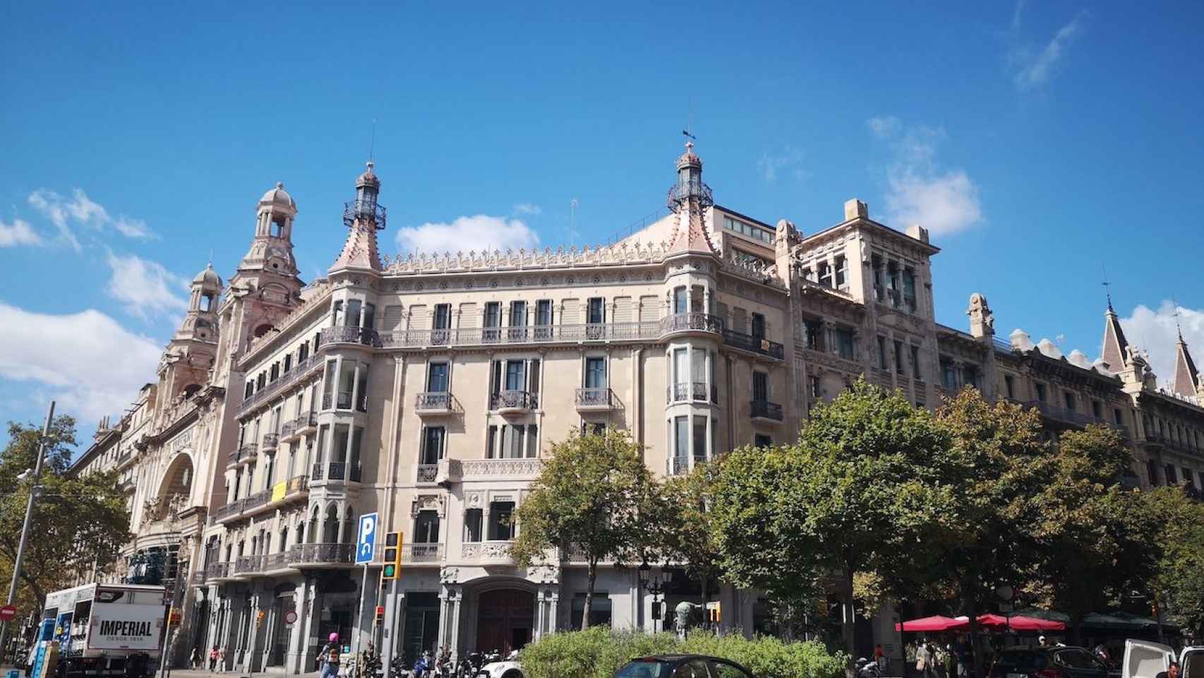 La Casa Pia Batlló, situada entre la Gran Via de les Corts Catalanes y la Rambla de Catalunya / INMA SANTOS