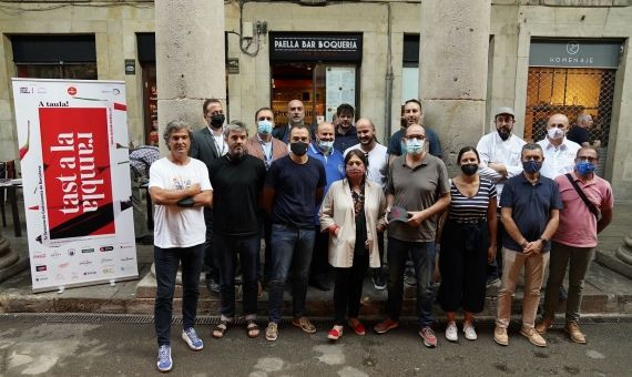 Grupo de cocineros, restauradores y patrocinadores con los organizadores del 'Tast a La Rambla' / CEDIDA