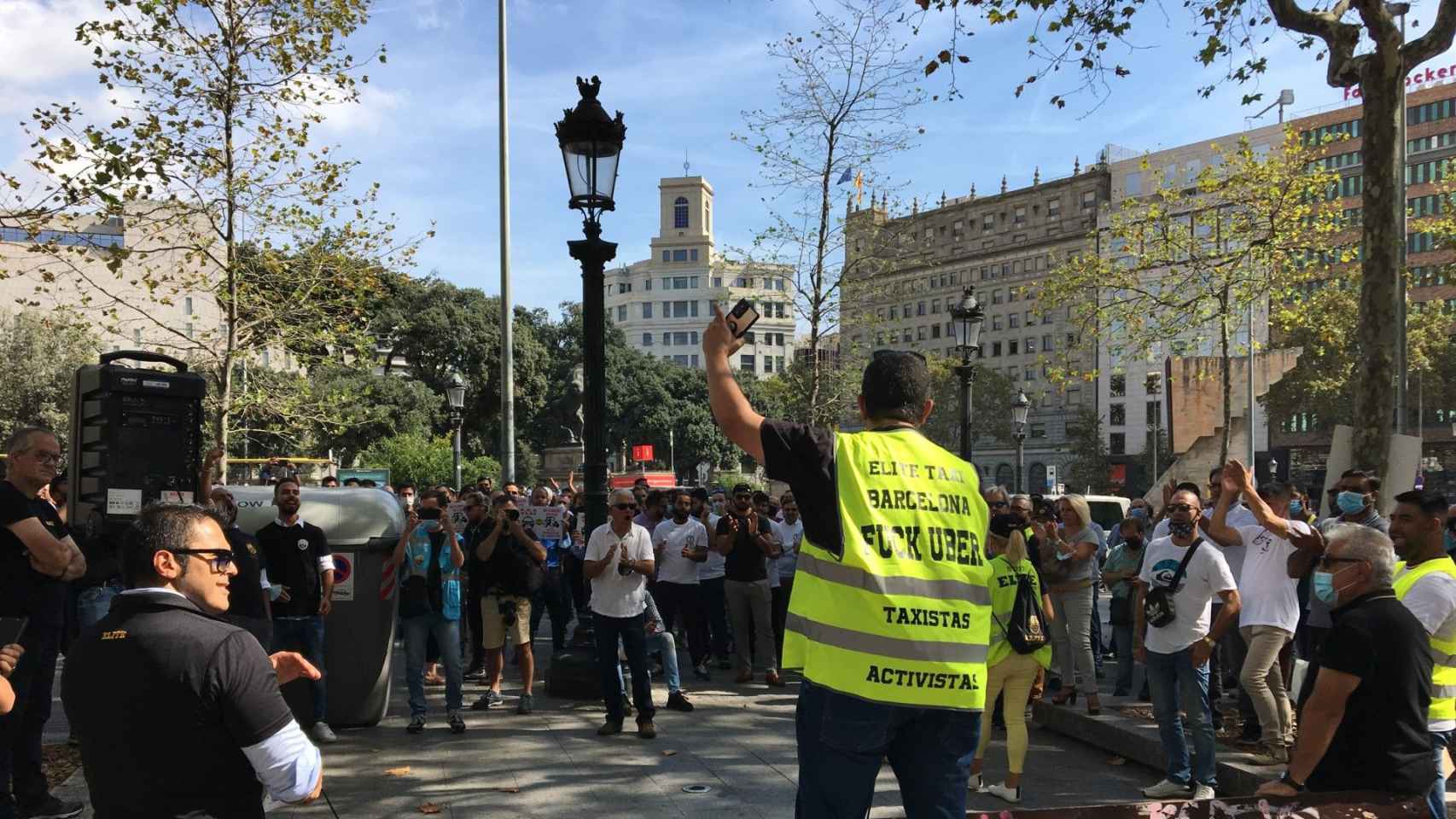 Tito Álvarez interviene durante la manifestación de Élite Taxi en Barcelona / RP