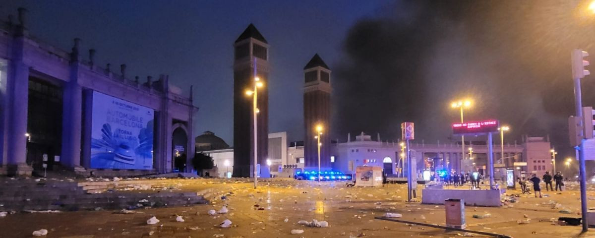 El acceso a la avenida de Maria Cristina, destrozado después del macrobotellón / METRÓPOLI