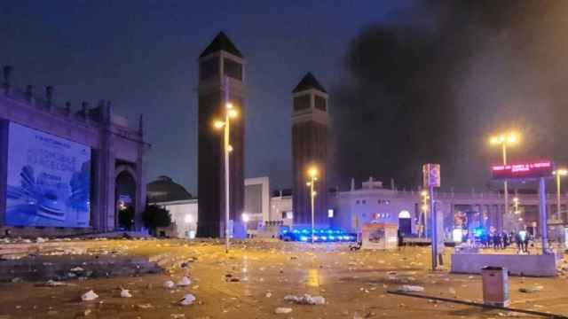 El acceso a la avenida de Maria Cristina, destrozado después del macrobotellón / METRÓPOLI