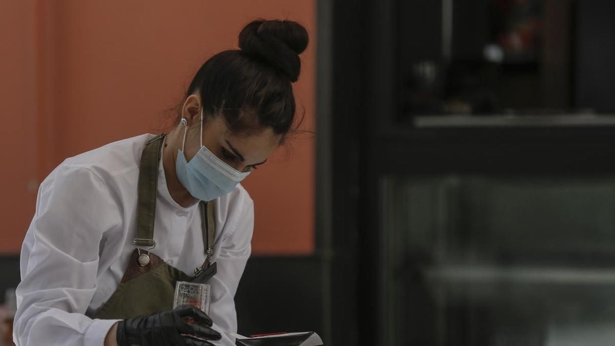 Un camarera con mascarilla en un restaurante / EUROPA PRESS