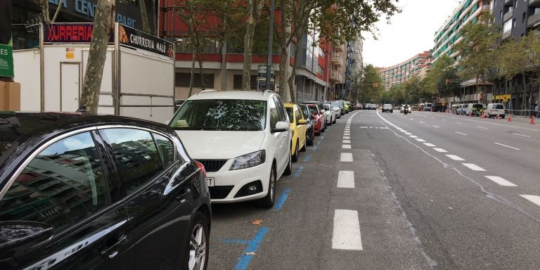 Vehículos estacionados en la avenida de Madrid / RP