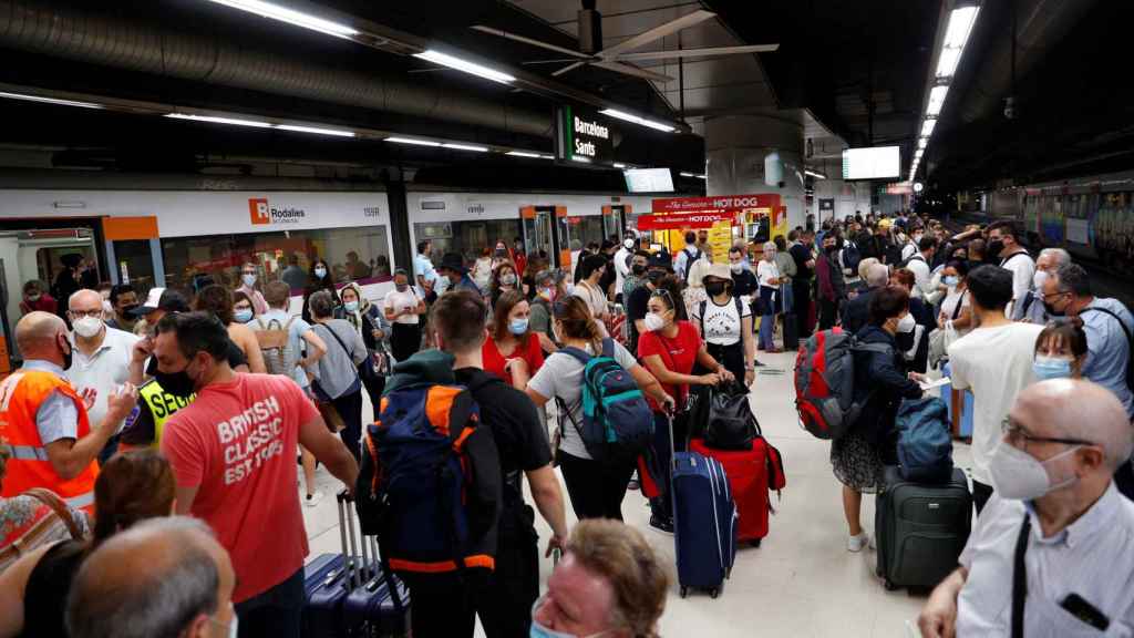 Viajeros en la estación de Sants este viernes / EFE