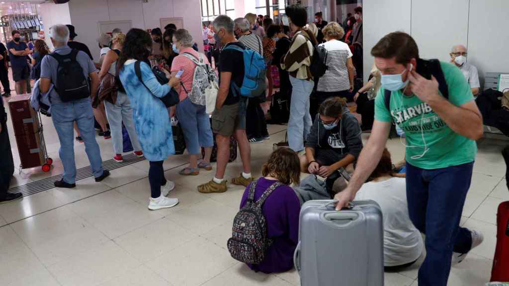 Decenas de pasajeros esperan en la Estación de Sants durante la huelga de maquinistas / EFE / Alejandro García