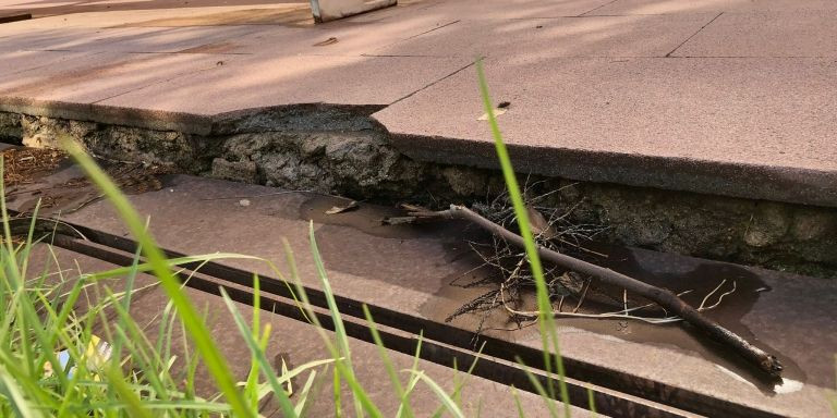 La separación entre las baldosas y los hierros de los desagües que denuncia el Movimiento Diagonal Mar / METRÓPOLI