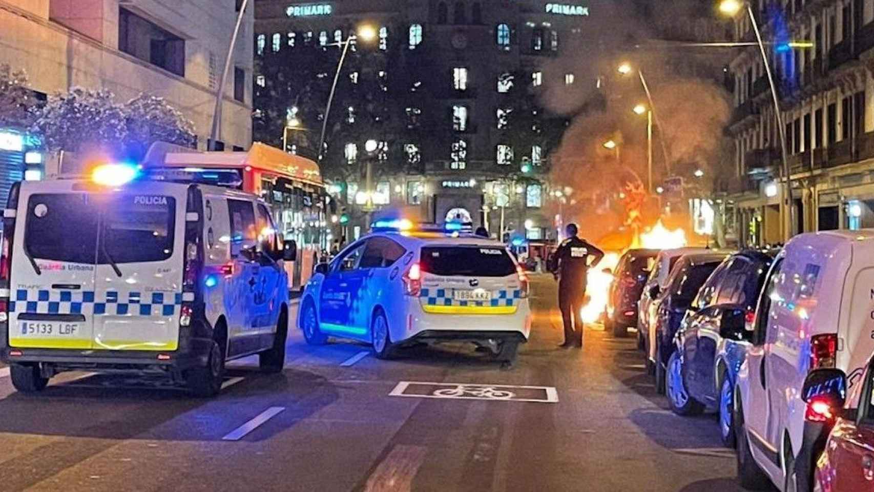 Guardia Urbana en el incendio de los contenedores de la calle de Pelai / CEDIDA