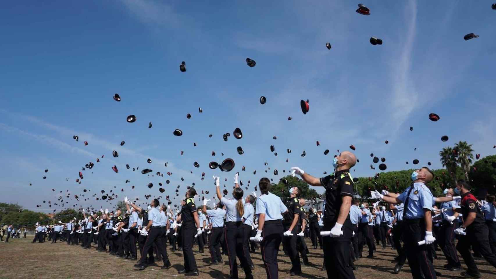 La nueva promoción de la guardia urbana en su graduación / GUARDIA URBANA