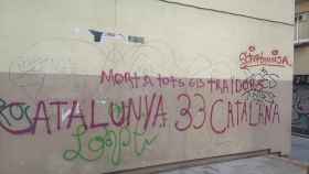 Aparece una pintada ultra e independentista en una plaza de Gràcia / METRÓPOLI