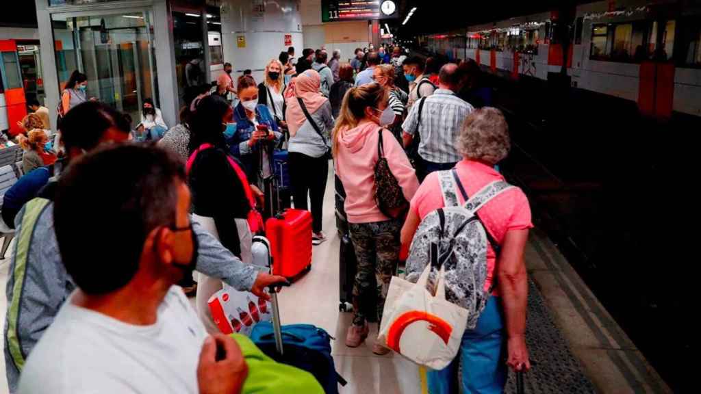 Pasajeros se amontonan en un andén de Barcelona Sants durante la huelga de maquinistas de Renfe / EFE