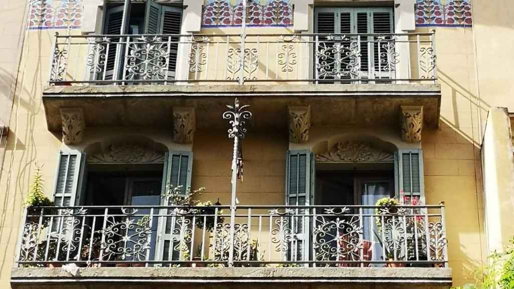 Edificio modernista de la plaza de las Olles construido por Ferran Romeu Ribot / INMA SANTOS